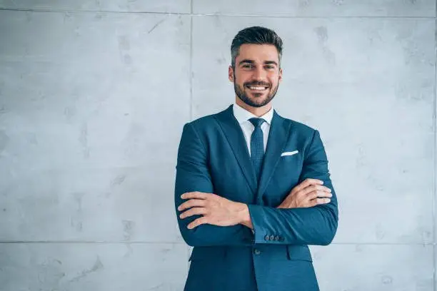 Muž v obleku se založenýma rukama – soukromý investor