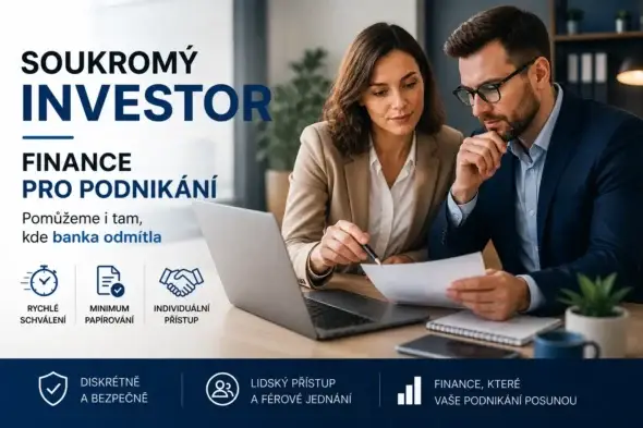 Obchodní jednání o půjčce pro podnikání se soukromým investorem u pracovního stolu