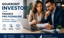 Obchodní jednání o půjčce pro podnikání se soukromým investorem u pracovního stolu
